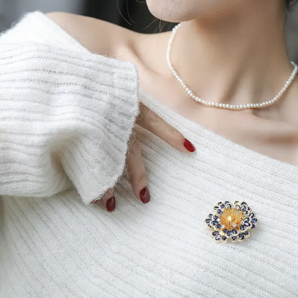 Brošňa luxusná modro zlatý kvet s perlou Kessia