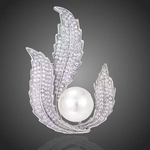 dámska brošňa s lístkami a perlou