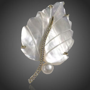 Brošňa luxusná lístok s pravou perlou Loanna