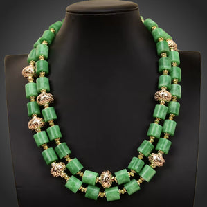 Náhrdelník s prírodným nefritom so zlatými aplikáciami