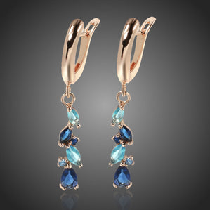 náušnice s modrými zirkónmi visiace