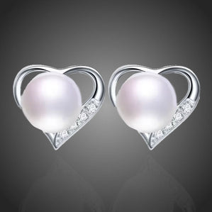 náušnice srdičeka s bielymi riečnymi perlami
