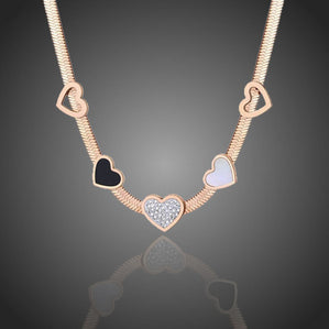 náhrdelník z chirurickej ocele s piatimi srdiečkami