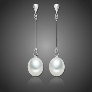 Náušnice dlhé s bielymi riečnymi perlami