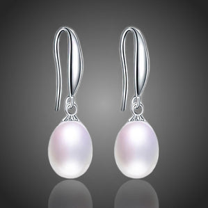 Náušnices bielymi riečnymi perlami Benedetta