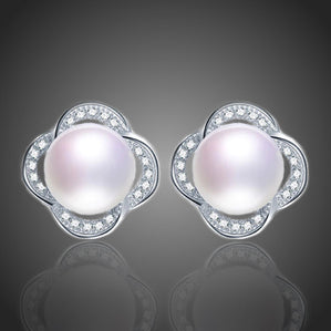 náušnice štorlístkx s bielymi riečnymi perlami