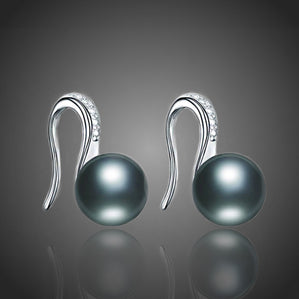 náušnice visiace s čiernymi riečnymi perlami