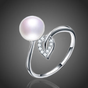 prsteň s bielou riečnou perlou a lístkom